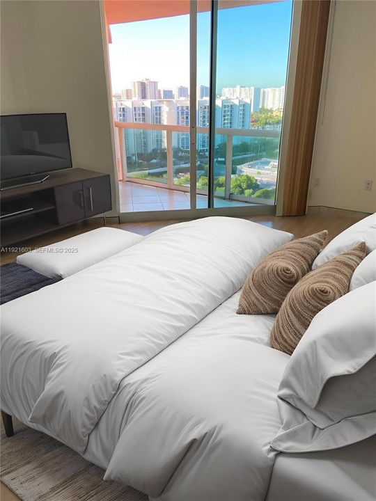 待售: $700,000 (2 贝兹, 2 浴室, 1610 平方英尺)