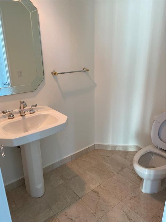 待售: $700,000 (2 贝兹, 2 浴室, 1610 平方英尺)