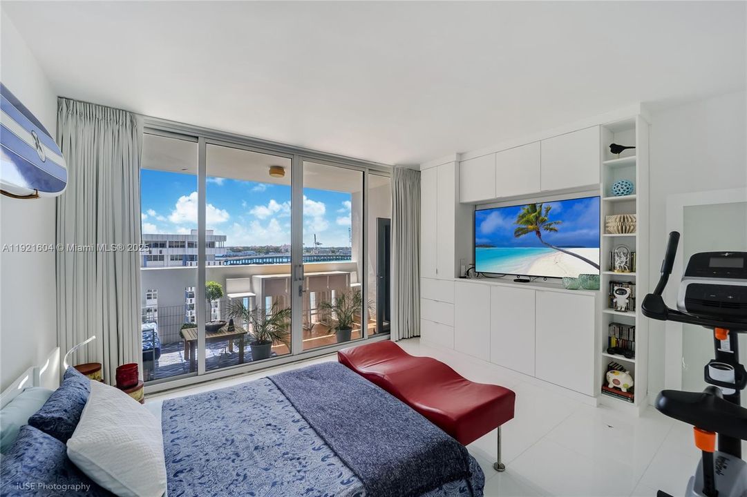 Active With Contract: $3,500 (1 beds, 1 baths, 950 Square Feet)
