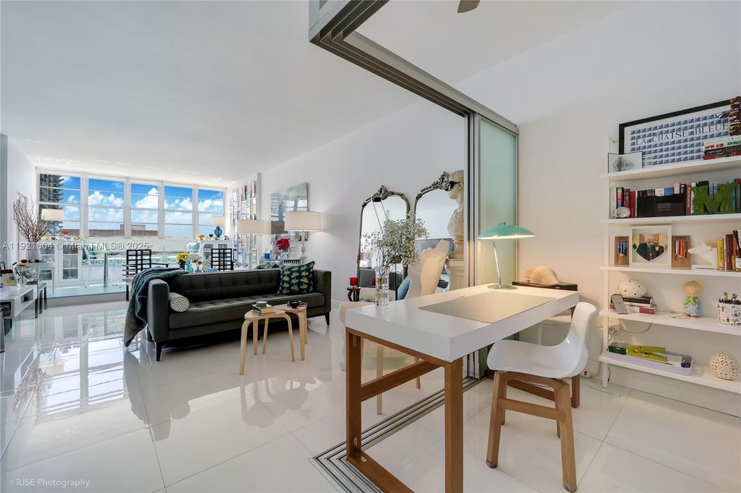 Active With Contract: $3,500 (1 beds, 1 baths, 950 Square Feet)