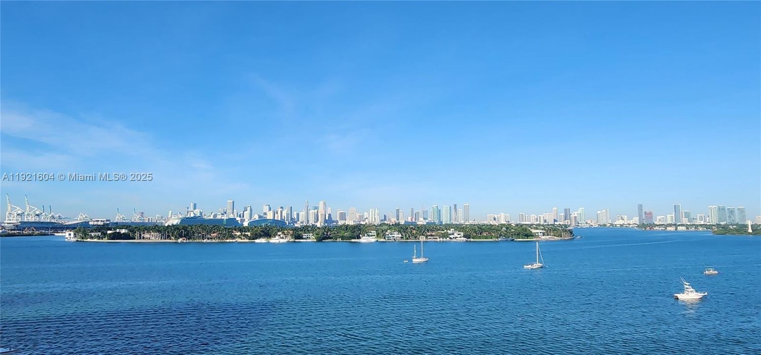 Active With Contract: $3,500 (1 beds, 1 baths, 950 Square Feet)