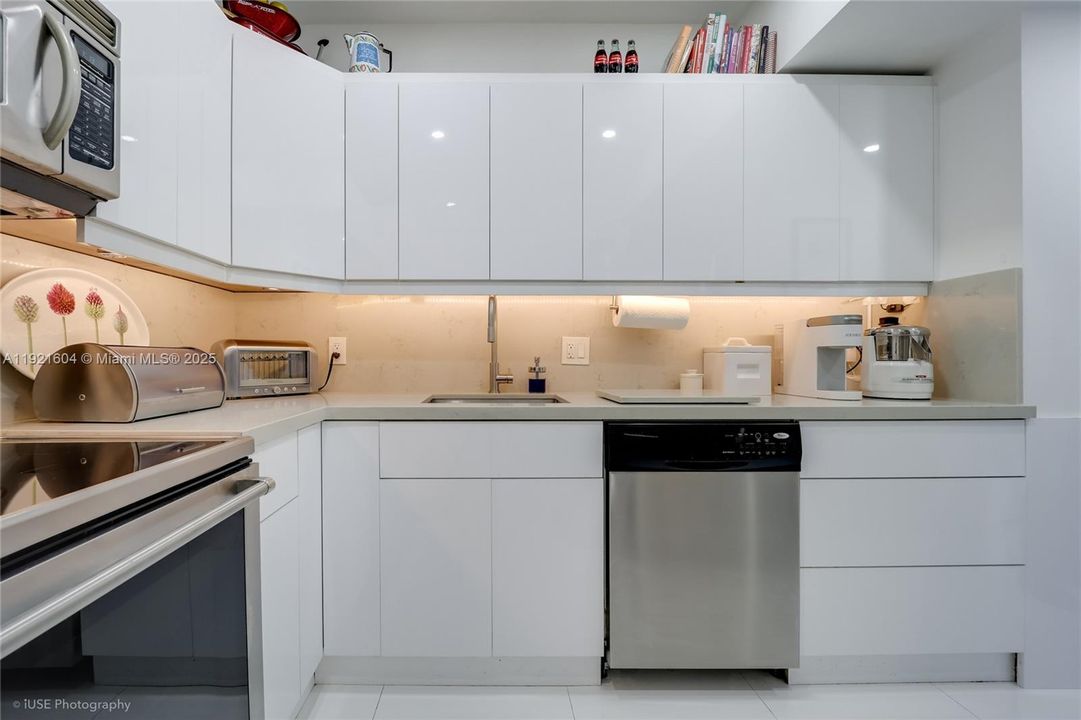 Active With Contract: $3,500 (1 beds, 1 baths, 950 Square Feet)