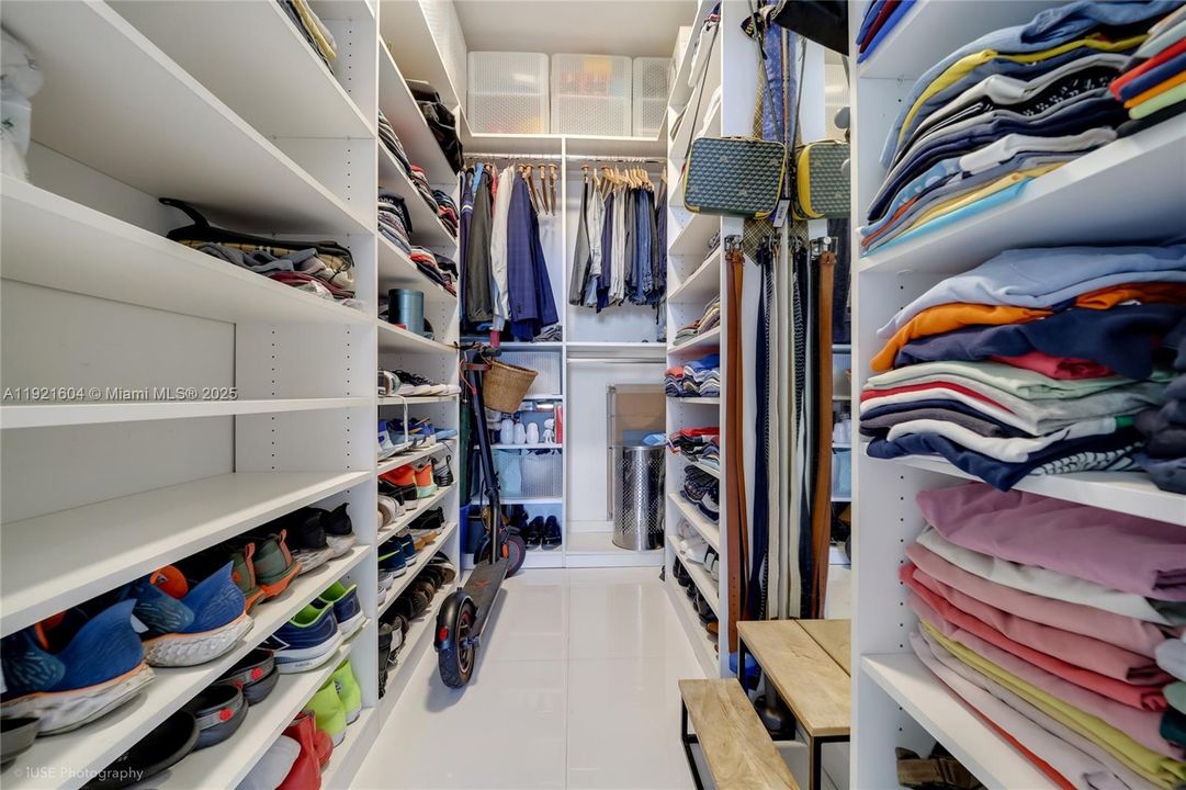 Active With Contract: $3,500 (1 beds, 1 baths, 950 Square Feet)