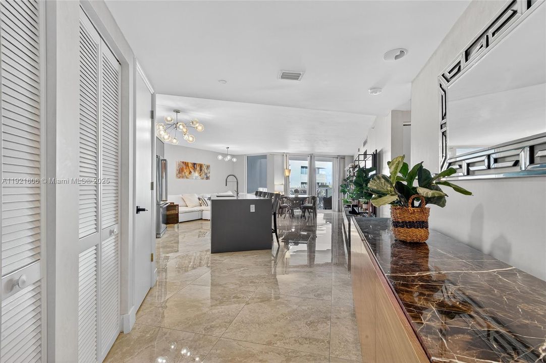 出租: $5,200 (2 贝兹, 2 浴室, 1142 平方英尺)