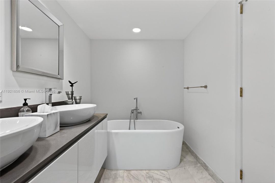 出租: $5,200 (2 贝兹, 2 浴室, 1142 平方英尺)