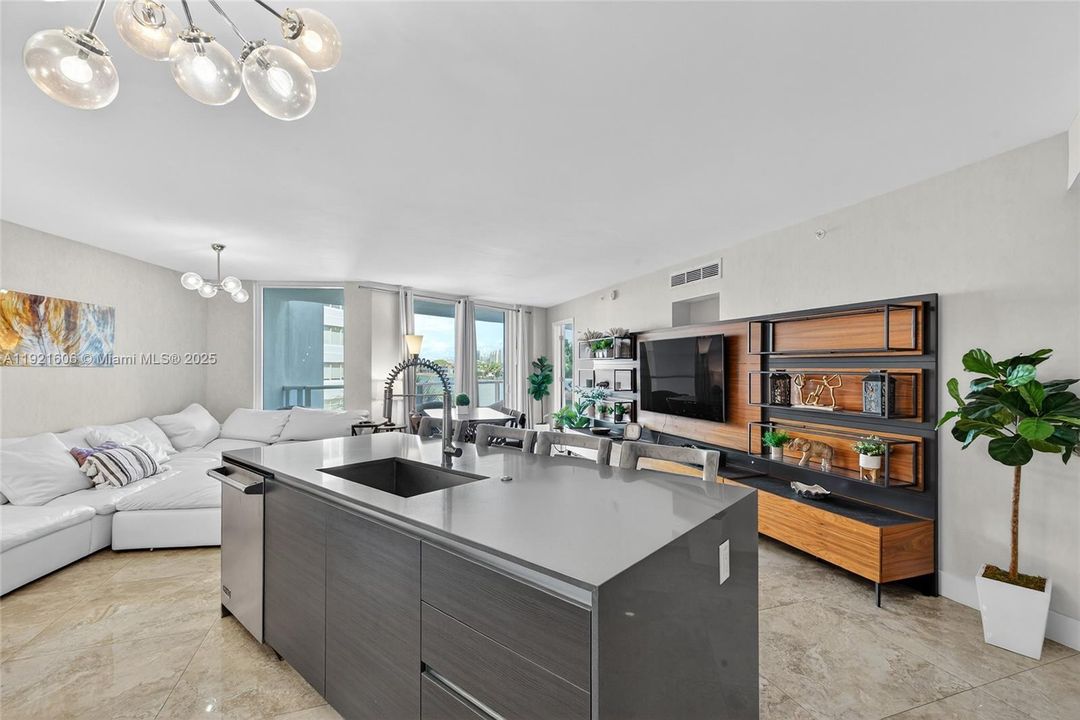 出租: $5,200 (2 贝兹, 2 浴室, 1142 平方英尺)