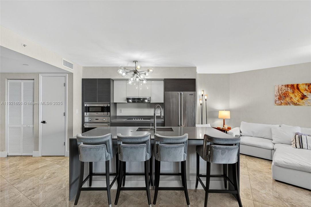 出租: $5,200 (2 贝兹, 2 浴室, 1142 平方英尺)