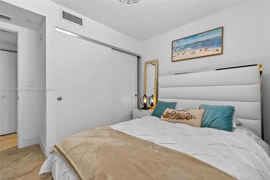 出租: $5,200 (2 贝兹, 2 浴室, 1142 平方英尺)