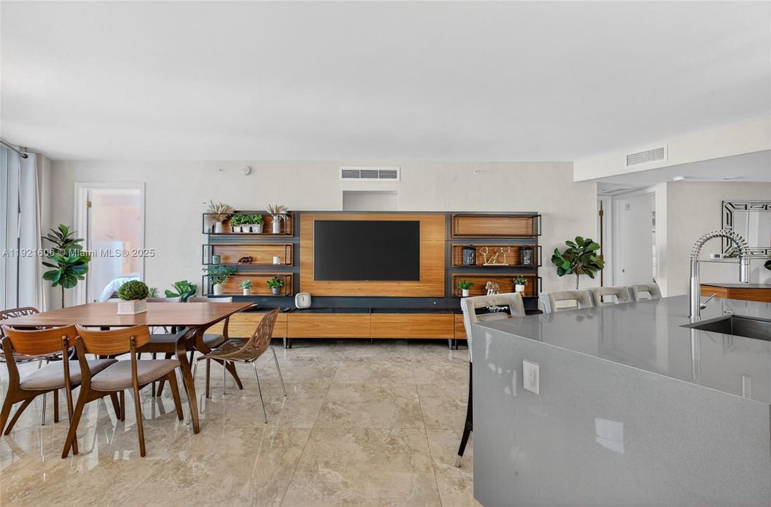 出租: $5,200 (2 贝兹, 2 浴室, 1142 平方英尺)