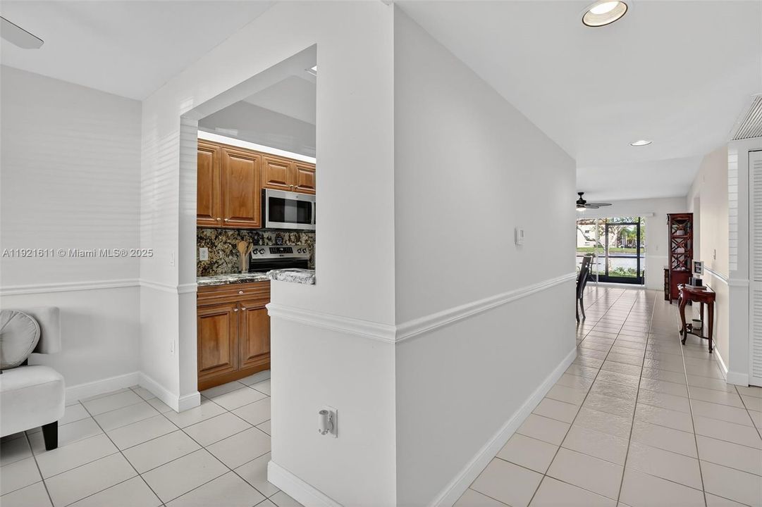 For Sale: $334,900 (2 beds, 2 baths, 1364 Square Feet)
