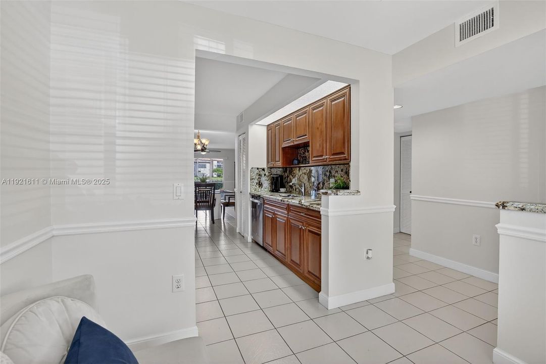 For Sale: $334,900 (2 beds, 2 baths, 1364 Square Feet)