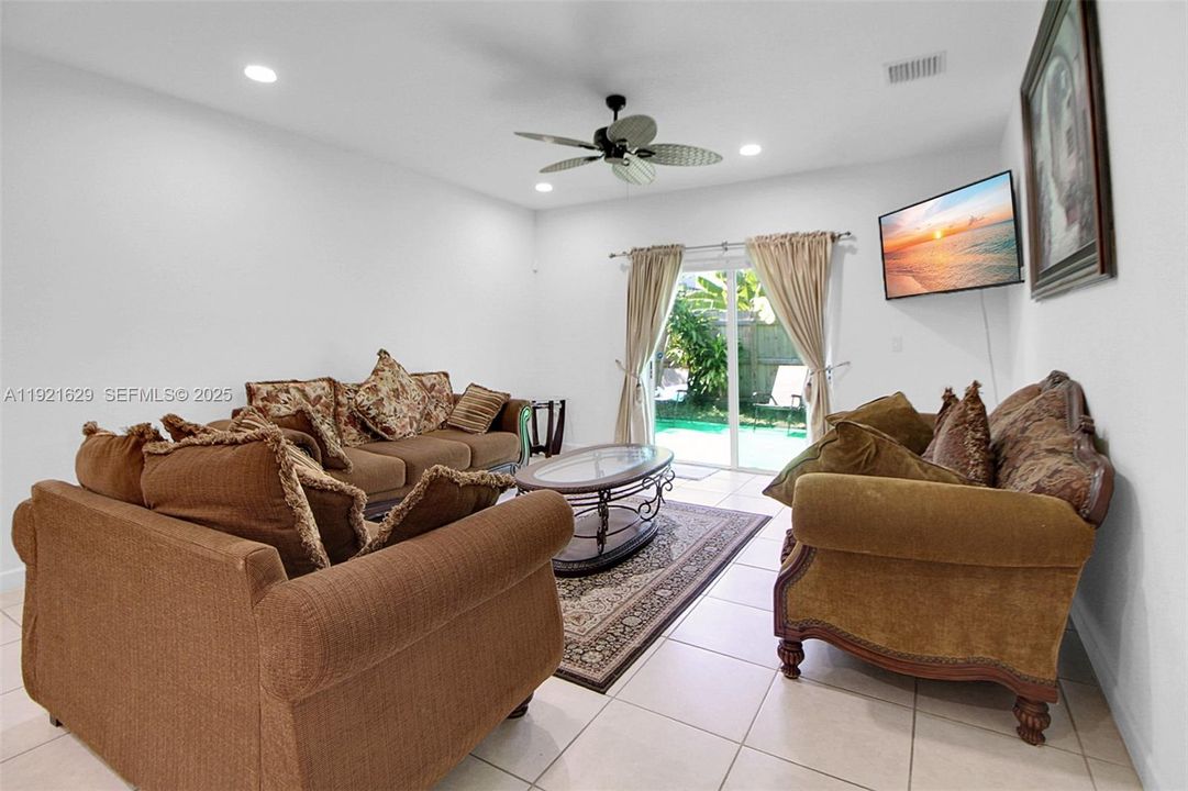 На продажу: $635,000 (5 спален, 3 ванн, 2905 Квадратных фут)