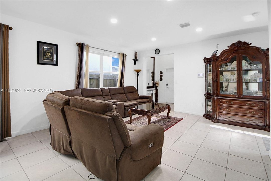 На продажу: $635,000 (5 спален, 3 ванн, 2905 Квадратных фут)