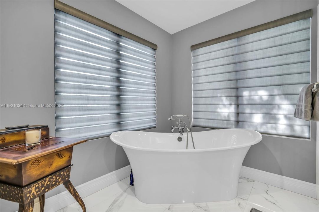 For Sale: $4,995,000 (6 beds, 6 baths, 6651 Square Feet)