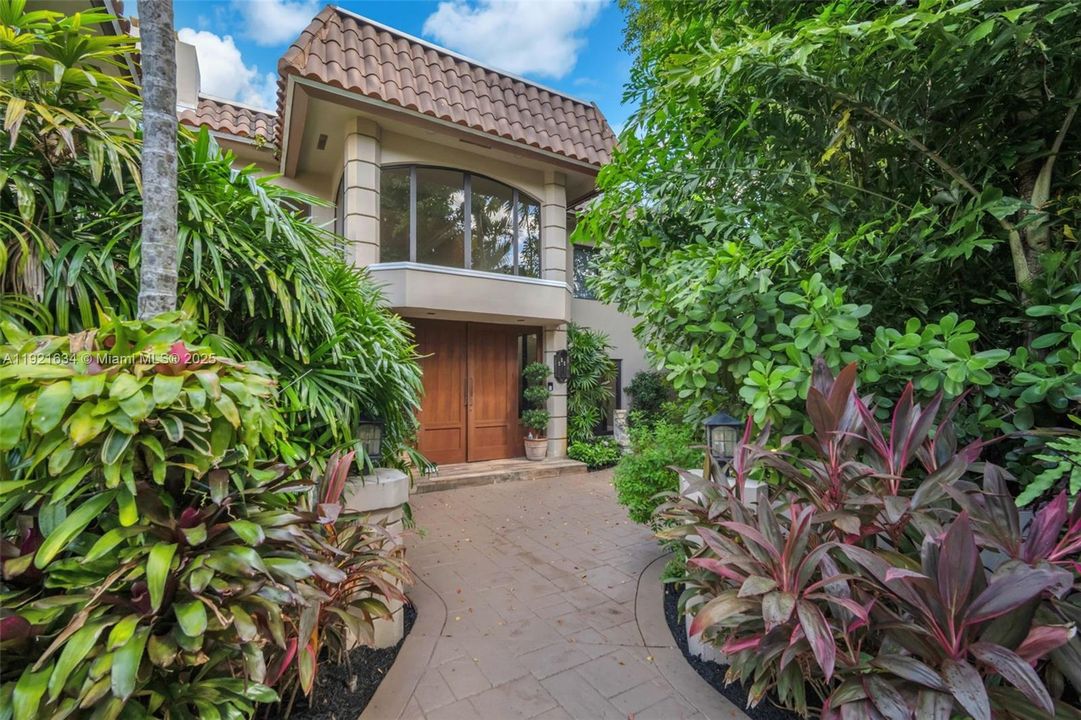 For Sale: $4,995,000 (6 beds, 6 baths, 6651 Square Feet)