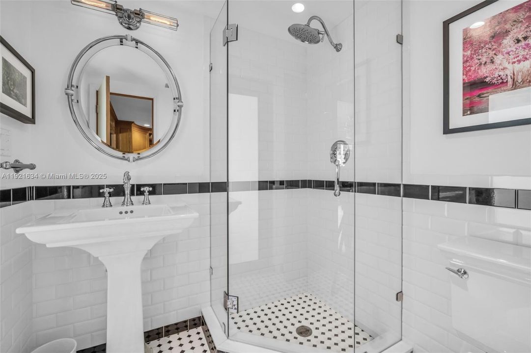 For Sale: $4,995,000 (6 beds, 6 baths, 6651 Square Feet)