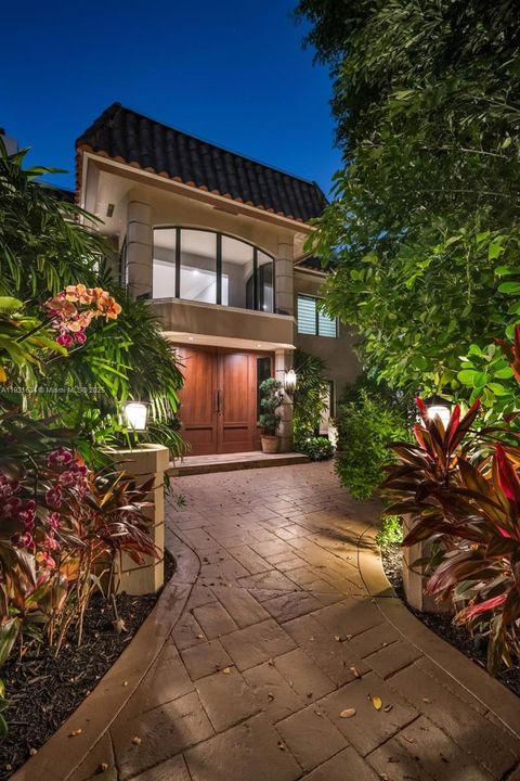 For Sale: $4,995,000 (6 beds, 6 baths, 6651 Square Feet)