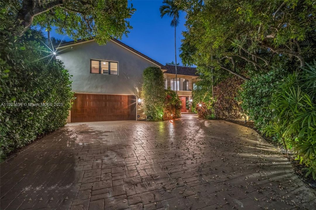 For Sale: $4,995,000 (6 beds, 6 baths, 6651 Square Feet)