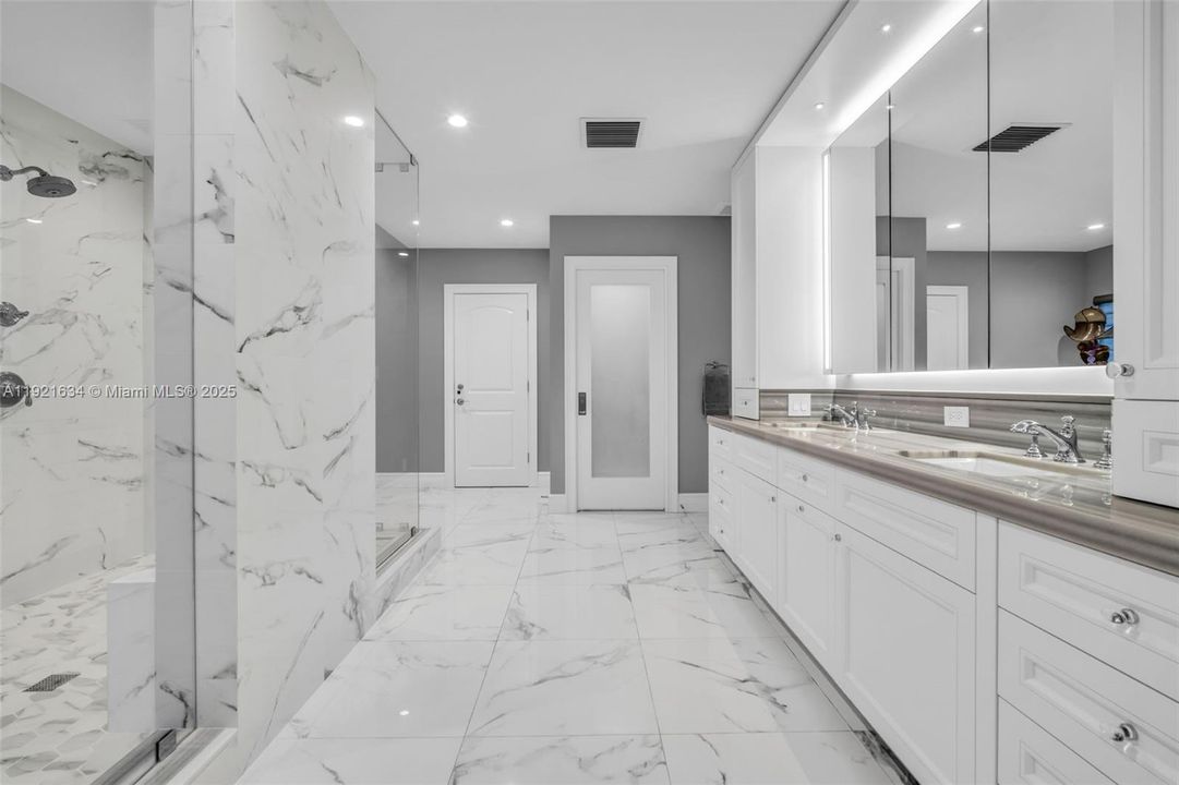 For Sale: $4,995,000 (6 beds, 6 baths, 6651 Square Feet)