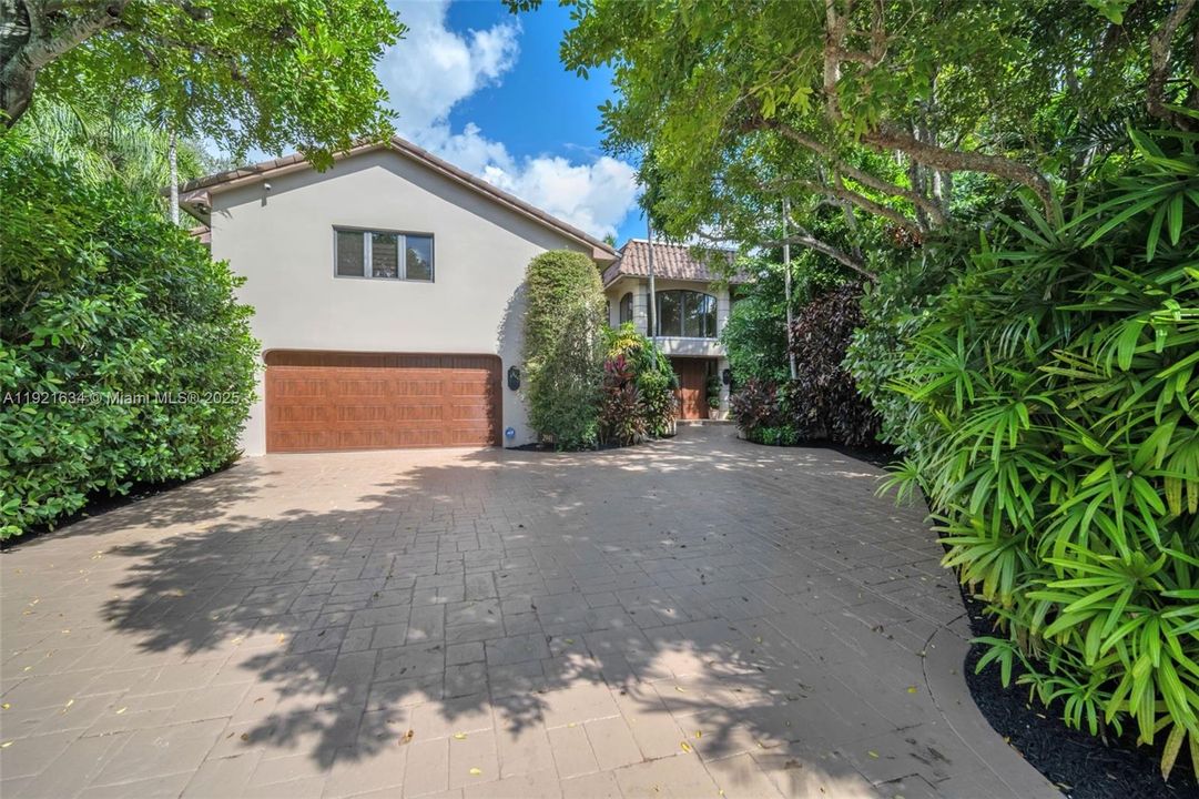 For Sale: $4,995,000 (6 beds, 6 baths, 6651 Square Feet)