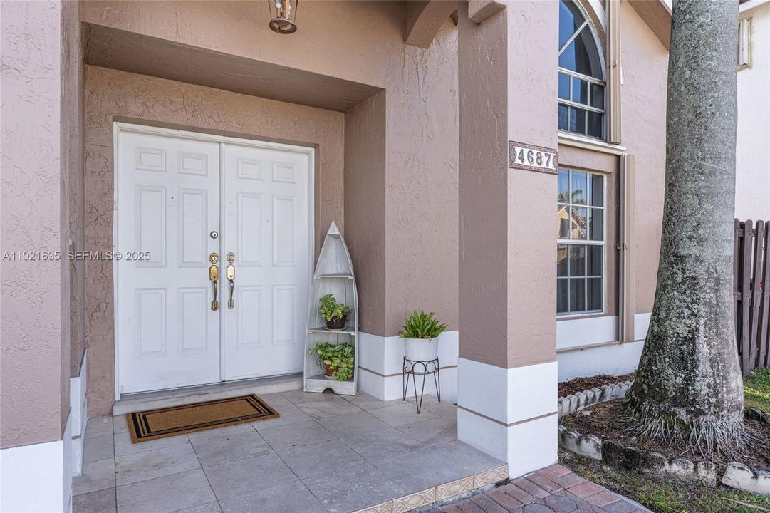 For Sale: $675,000 (3 beds, 2 baths, 1829 Square Feet)