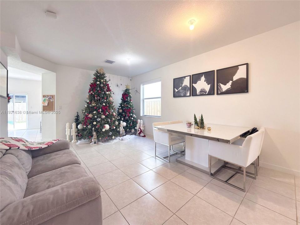 出租: $3,700 (4 贝兹, 3 浴室, 2451 平方英尺)