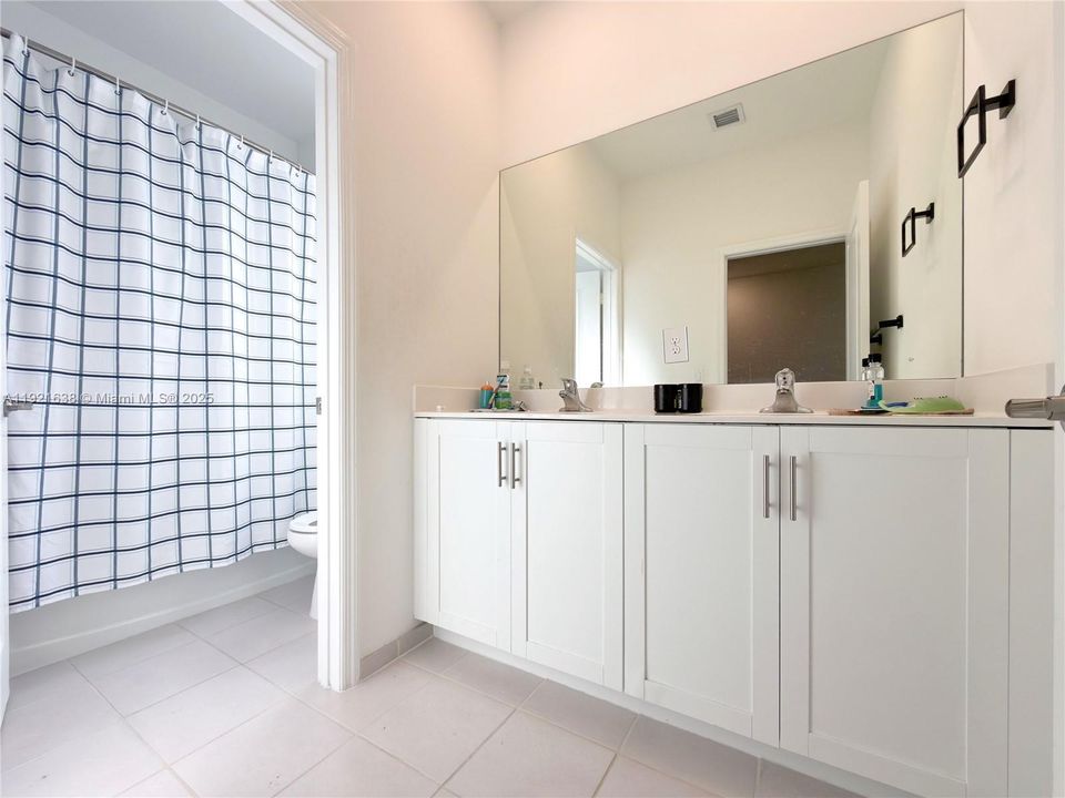 出租: $3,700 (4 贝兹, 3 浴室, 2451 平方英尺)