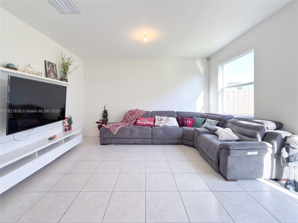 出租: $3,700 (4 贝兹, 3 浴室, 2451 平方英尺)