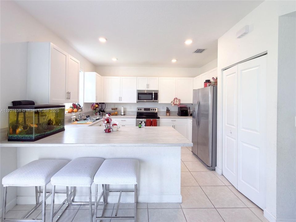 出租: $3,700 (4 贝兹, 3 浴室, 2451 平方英尺)