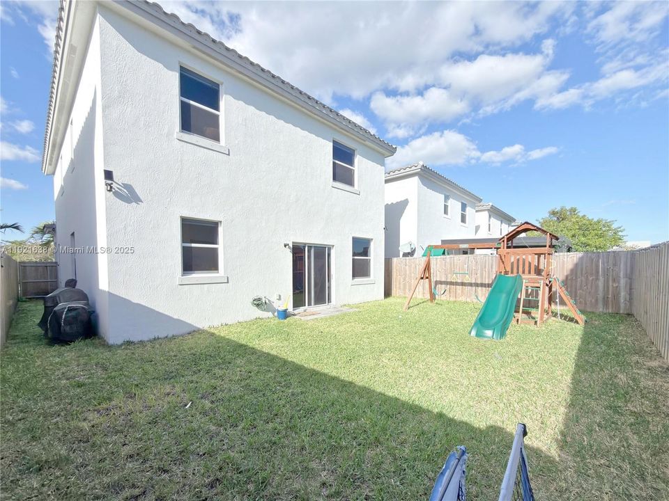 出租: $3,700 (4 贝兹, 3 浴室, 2451 平方英尺)