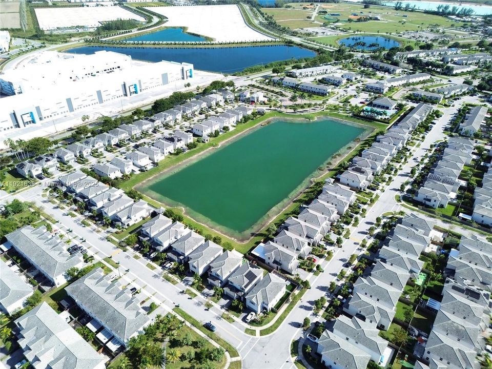 出租: $3,700 (4 贝兹, 3 浴室, 2451 平方英尺)