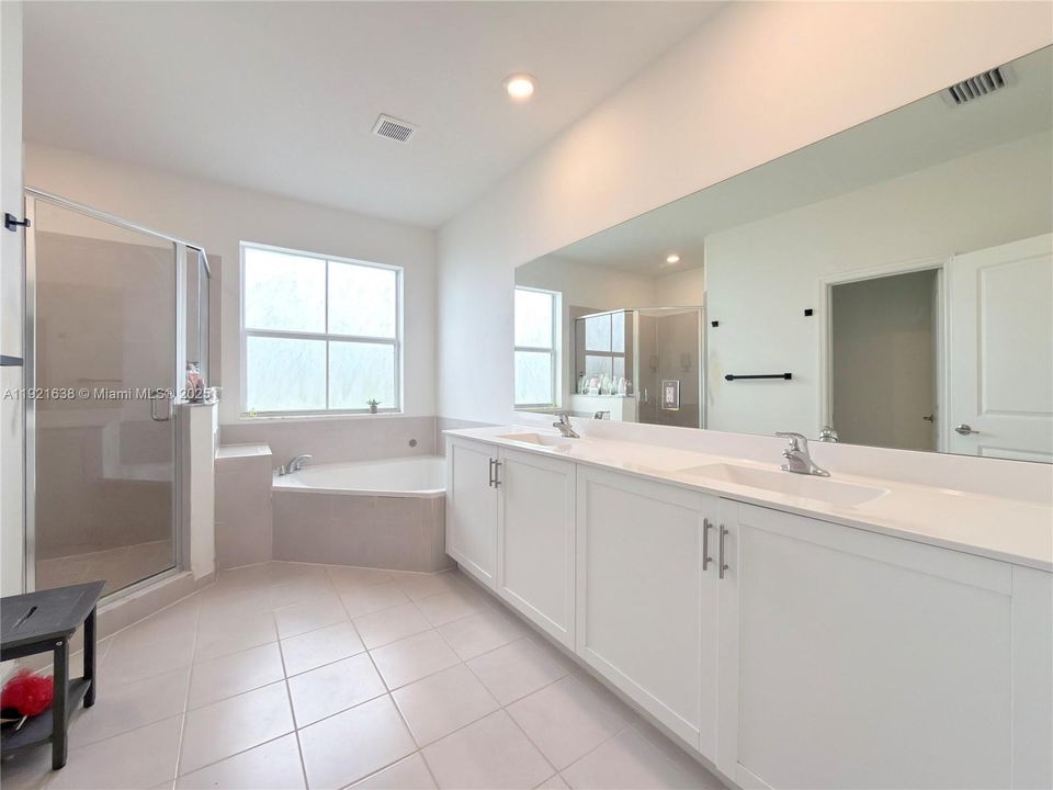 出租: $3,700 (4 贝兹, 3 浴室, 2451 平方英尺)