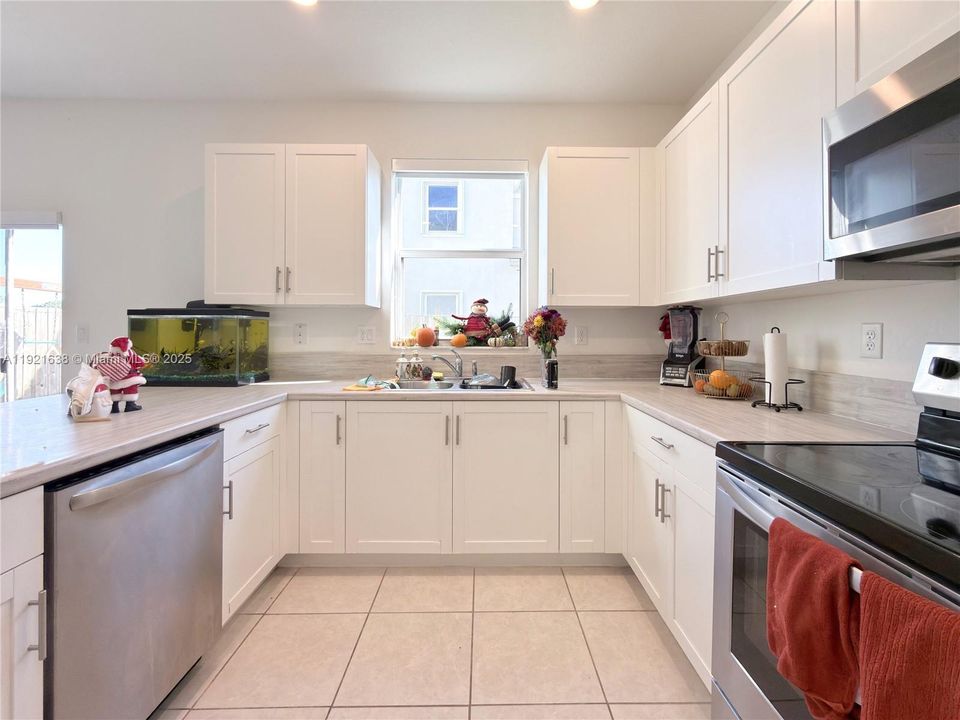 出租: $3,700 (4 贝兹, 3 浴室, 2451 平方英尺)