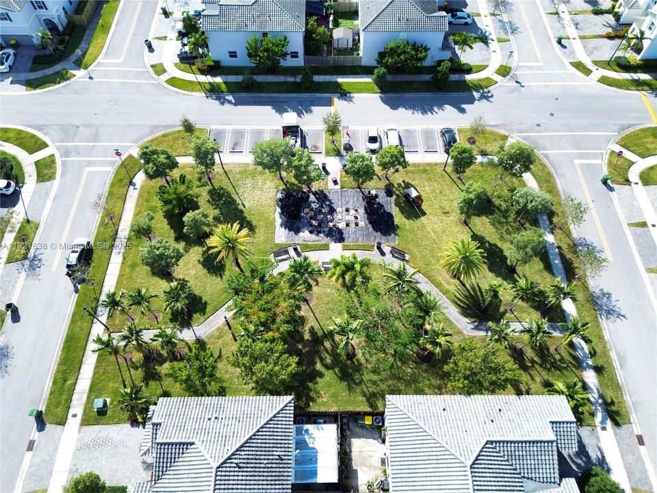 出租: $3,700 (4 贝兹, 3 浴室, 2451 平方英尺)