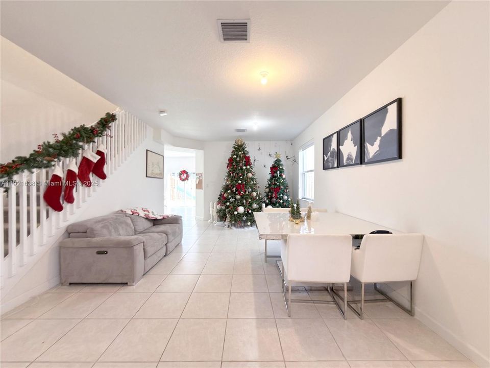 出租: $3,700 (4 贝兹, 3 浴室, 2451 平方英尺)