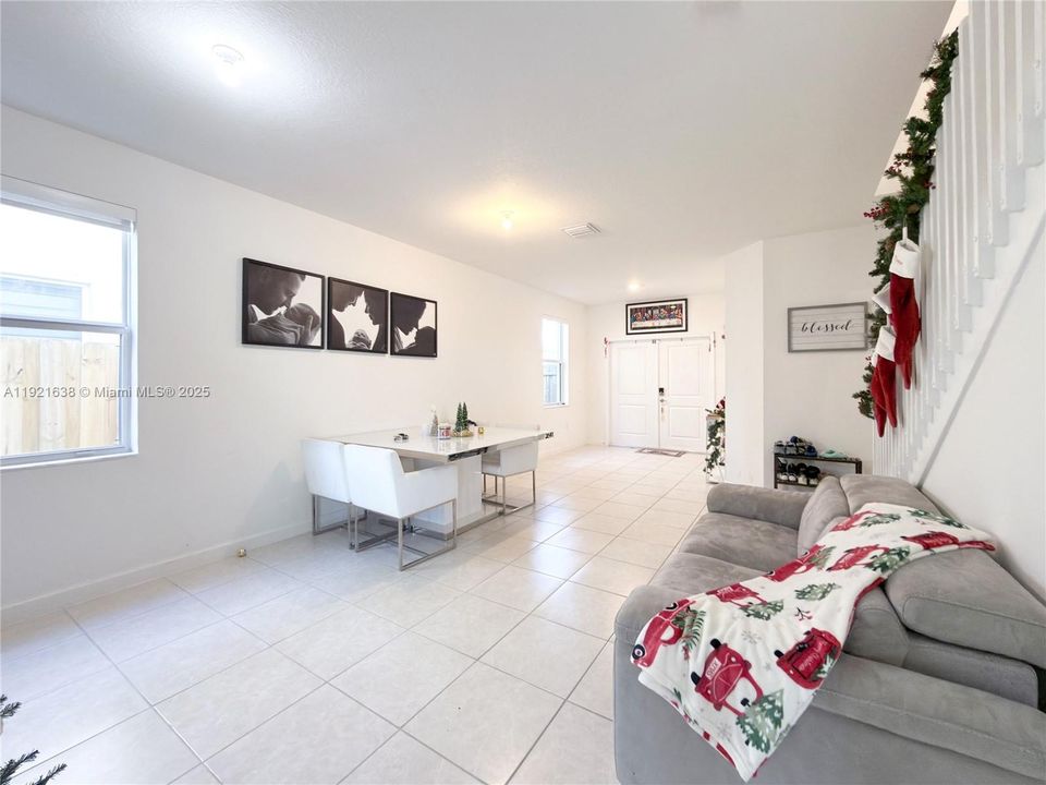 出租: $3,700 (4 贝兹, 3 浴室, 2451 平方英尺)