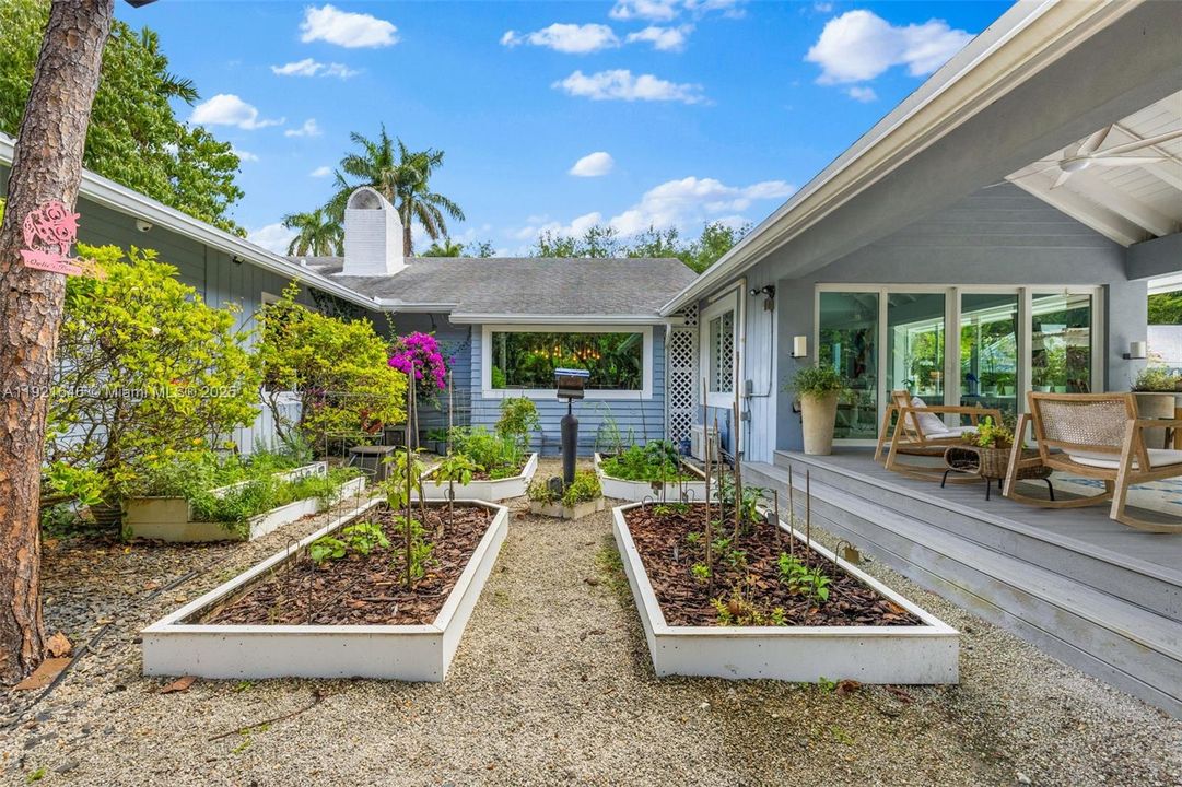 For Sale: $2,975,000 (5 beds, 4 baths, 3549 Square Feet)