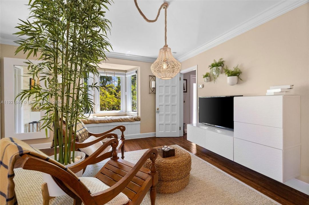 For Sale: $2,975,000 (5 beds, 4 baths, 3549 Square Feet)