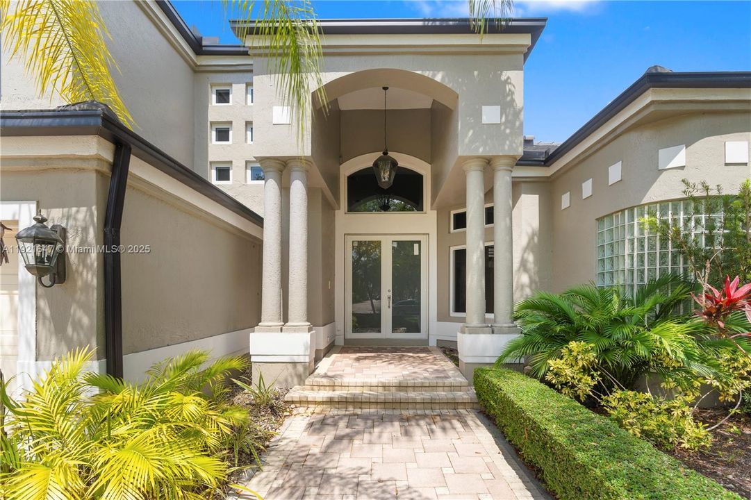 For Sale: $1,435,000 (6 beds, 5 baths, 4766 Square Feet)