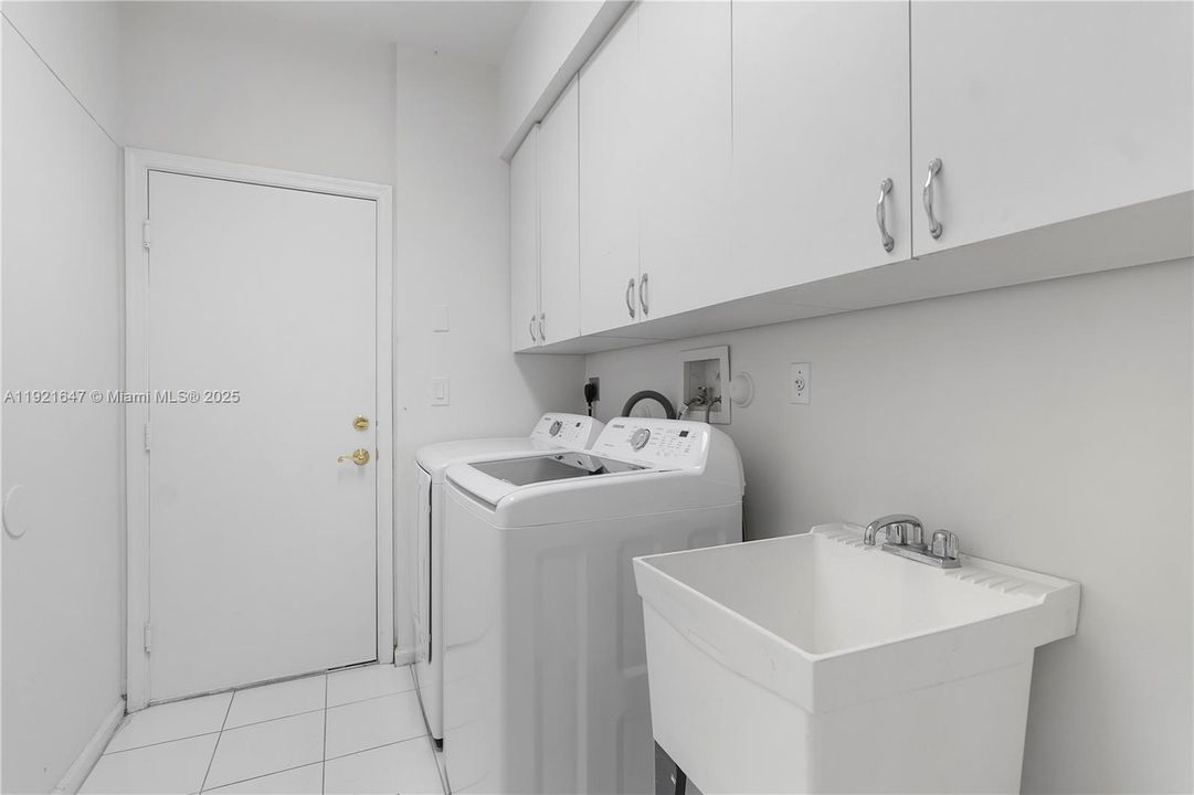 For Sale: $1,435,000 (6 beds, 5 baths, 4766 Square Feet)