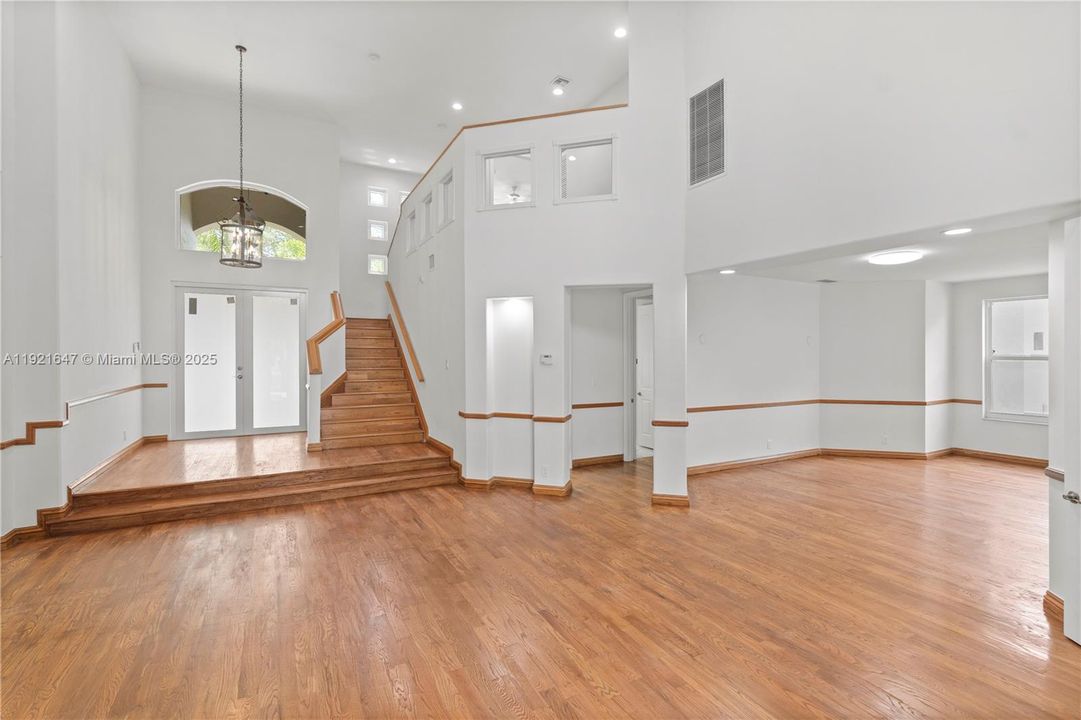 For Sale: $1,435,000 (6 beds, 5 baths, 4766 Square Feet)