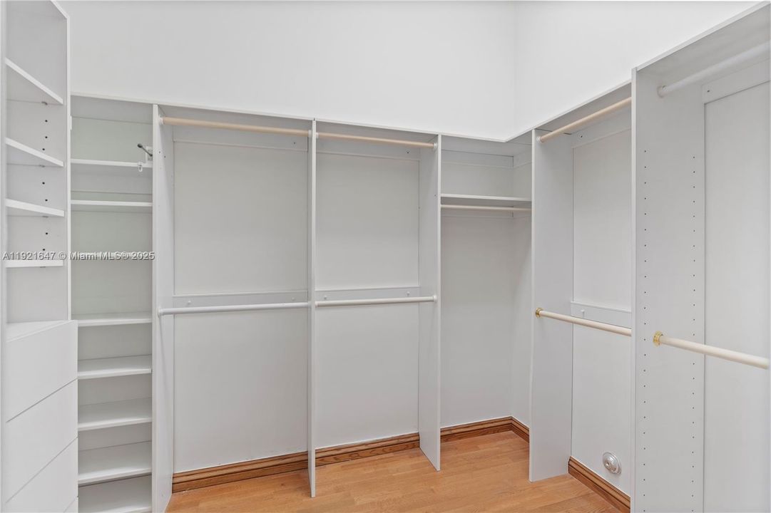 For Sale: $1,435,000 (6 beds, 5 baths, 4766 Square Feet)