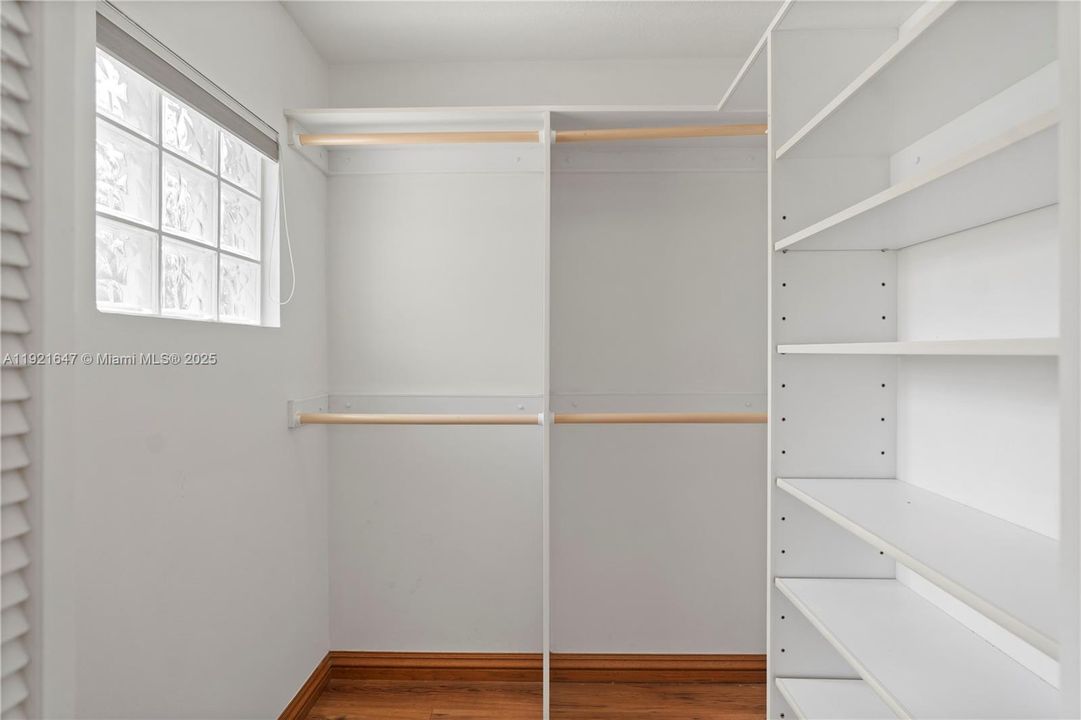 For Sale: $1,435,000 (6 beds, 5 baths, 4766 Square Feet)