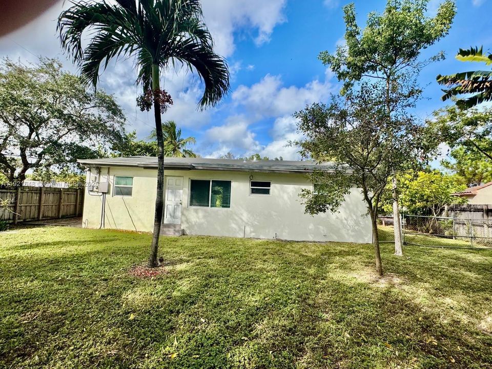 Под контрактом: $2,890 (3 спален, 1 ванн, 951 Квадратных фут)