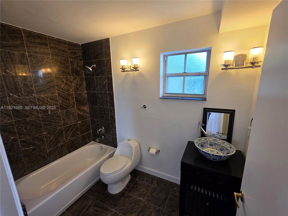 Activo con contrato: $1,999 (2 camas, 2 baños, 880 Pies cuadrados)