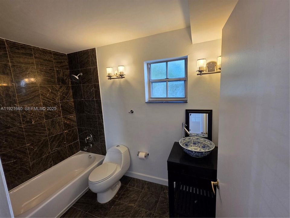 Activo con contrato: $1,999 (2 camas, 2 baños, 880 Pies cuadrados)