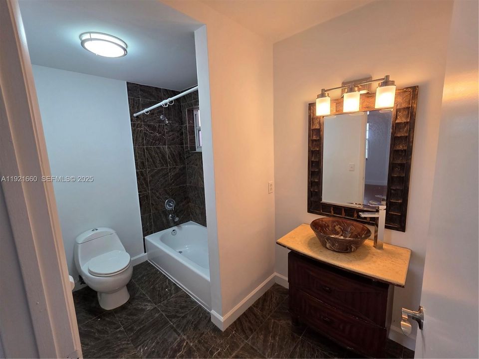 Activo con contrato: $1,999 (2 camas, 2 baños, 880 Pies cuadrados)