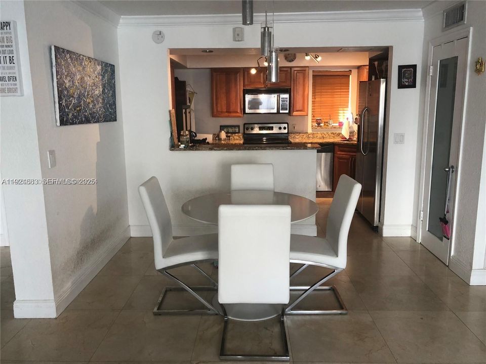 出租: $2,000 (1 贝兹, 1 浴室, 995 平方英尺)