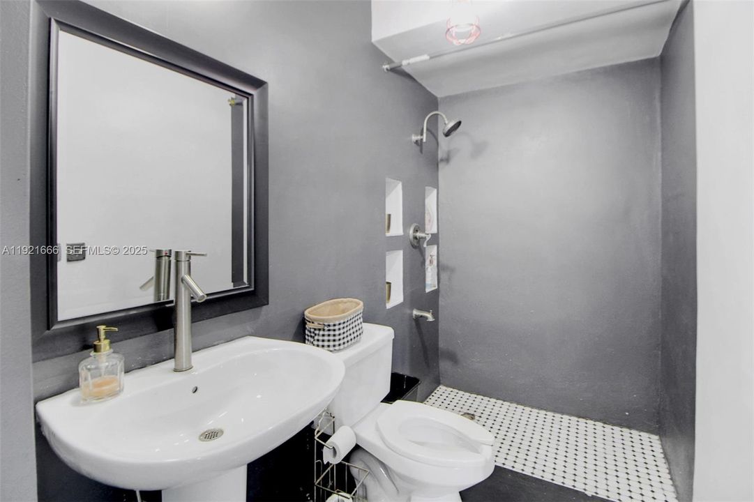 待售: $2,799,000 (6 贝兹, 6 浴室, 5084 平方英尺)