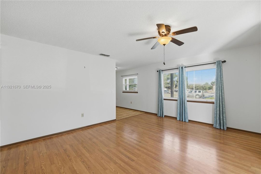 待售: $154,900 (2 贝兹, 2 浴室, 1104 平方英尺)